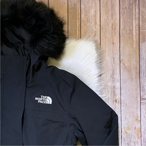 The North Face Women’s Arctic Parka II Coat In TNF Black - Picture 3 of 10